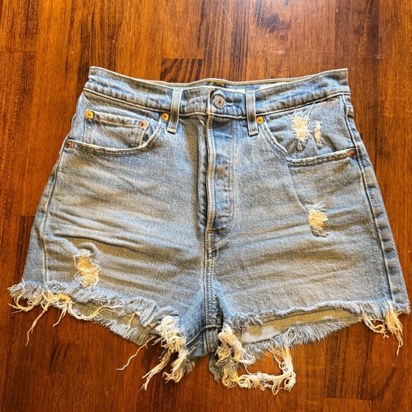 Levi’s Ribcage High Waist Distressed Denim Women’s Shorts - Picture 2 of 7
